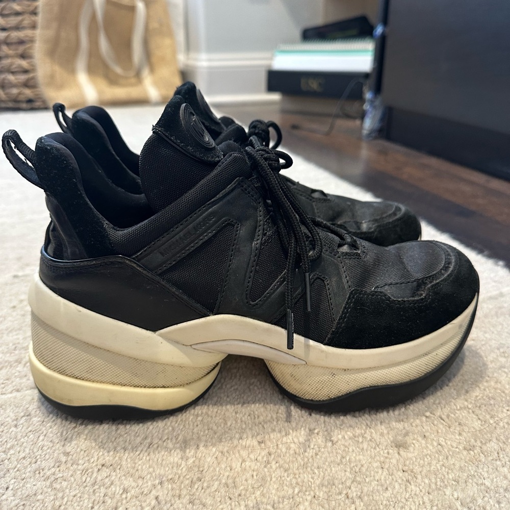 Stylish Black Women's Sneakers